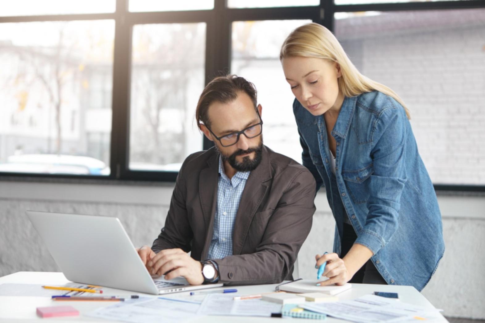 Espace de travail organisé avec documents financiers et calculatrice