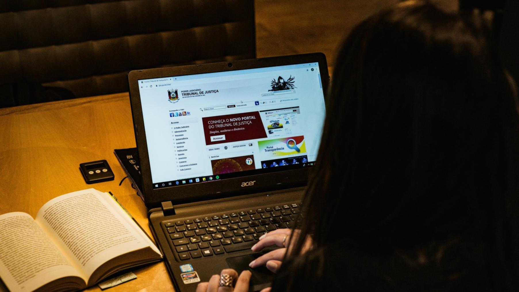 Espace de travail minimaliste avec carnet et café