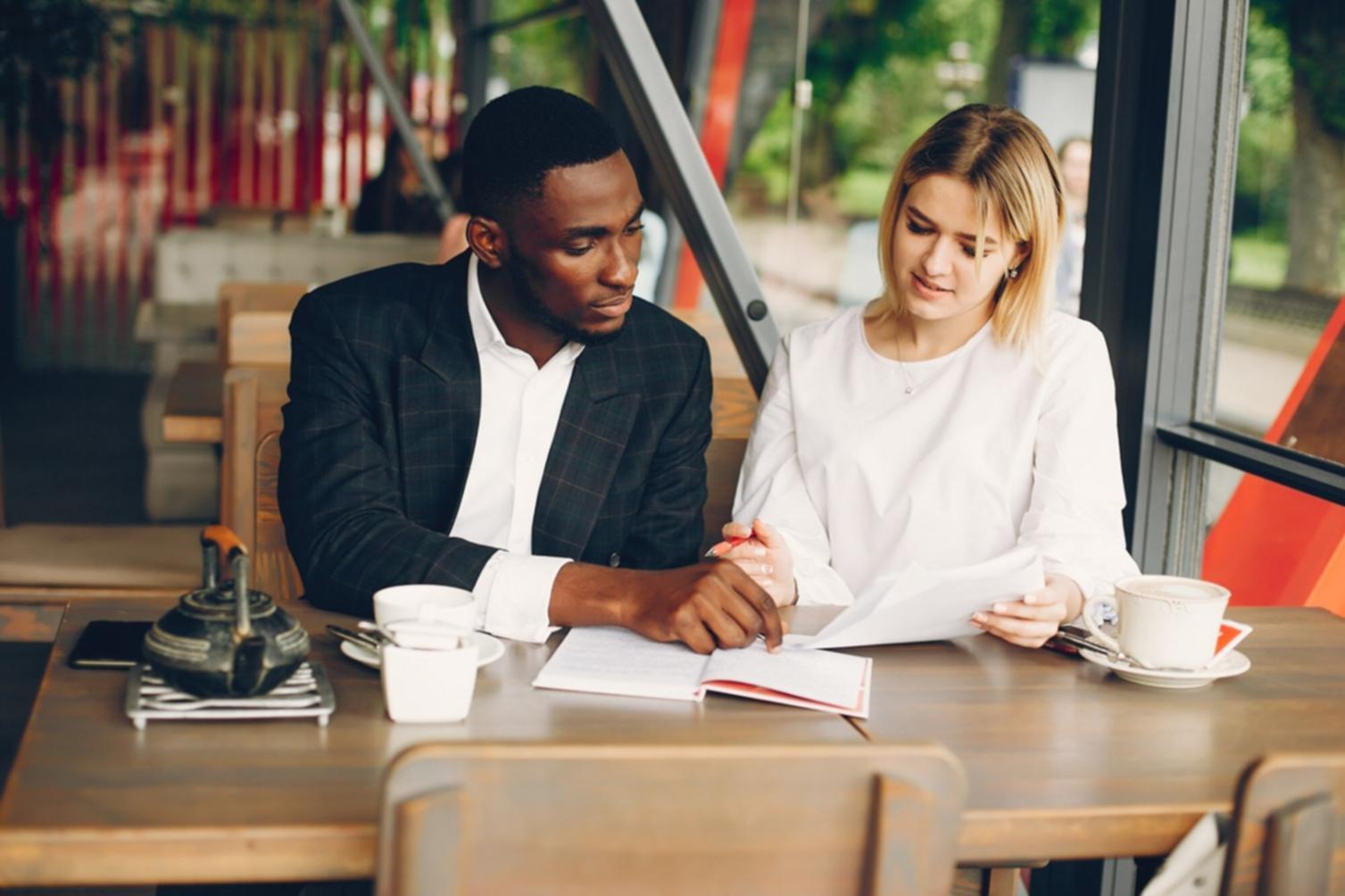 Espace de travail moderne avec documents financiers organisés