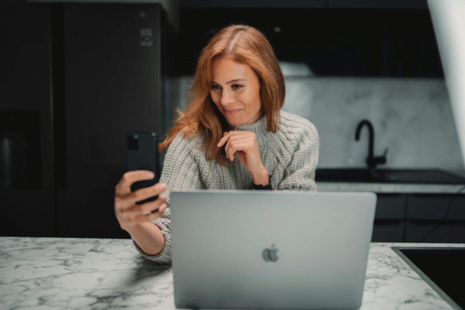 Personne consultant des graphiques financiers sur tablette
